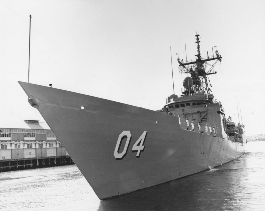 HMAS Darwin arrives at Fleet Base East, Sydney on 22 March 1991.