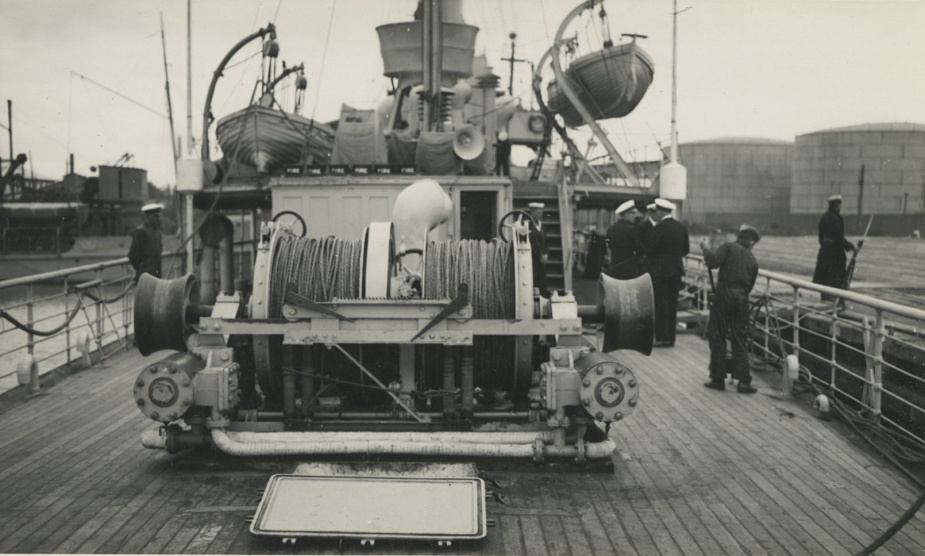 Doomba's minesweeping winch. Williamstown Dockyard, 29 May 1940.