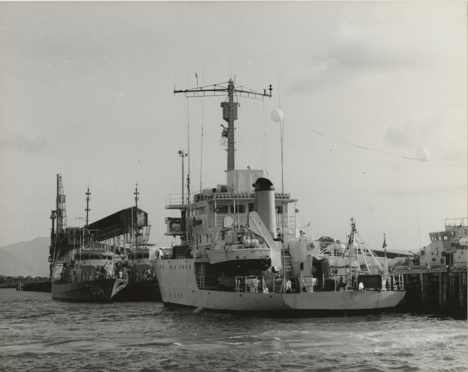 Flinders made her final berth alongside HMAS Cairns on Friday 28 August 1998.