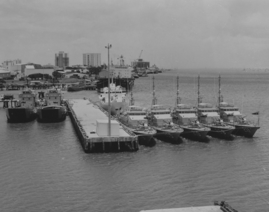 Five Fremantle Class patrol boats alongside Cairns. L-R: HMAS Wollongong (206), HMAS Townsville (205), HMAS Cessnock (210), HMAS Whyalla (208) and HMAS Bendigo (211).