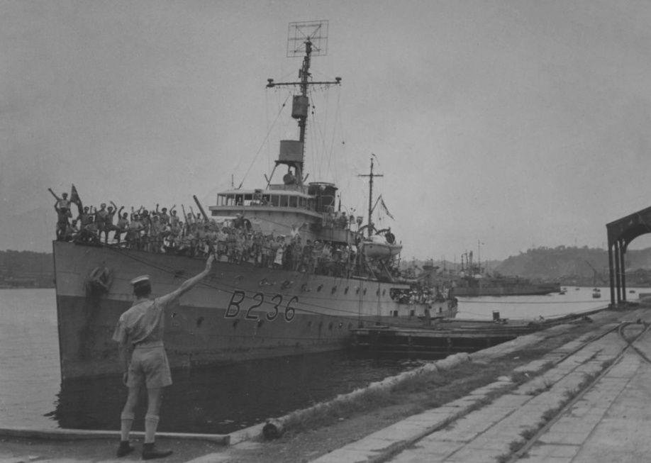 HMAS Ballarat wearing her British Pacific Fleet pennant number, Yokosuka Naval Base, circa 1945. Note also the type 271 radar at the foot of the foremast and the type 291 radar aerial mounted at the masthead.