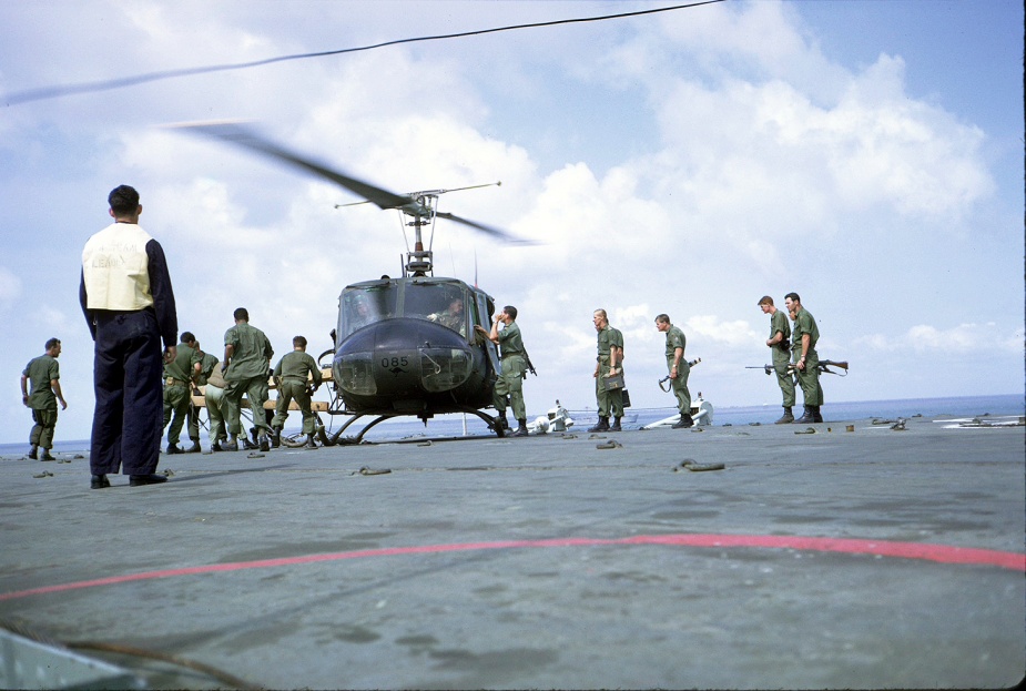 An RAAF 9 Squadron Iroquois helicopter and troops on Sydney's flight deck while anchored in Vung Tau. (Courtesy Mike Breakspear)