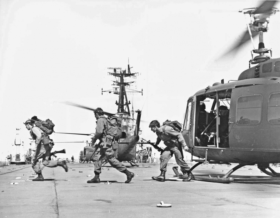 Troops disembarking on HMAS Sydney (III).