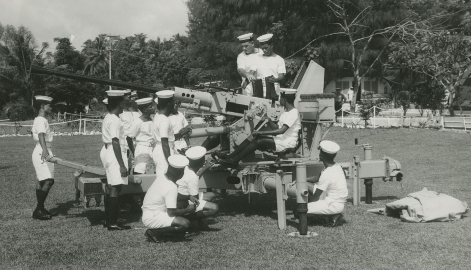 Members of the RAN PNG division training on a 40/60mm Bofors gun. 