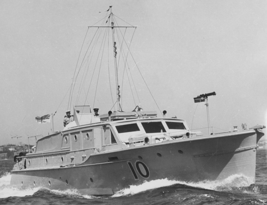 Built as a harbour pleasure boat, by Lars Halvorsen & Sons of Sydney, Sea Mist commissioned as HMAS Seamist on 21 July 1941.