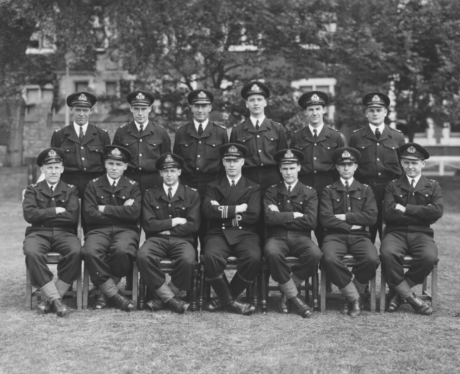 Robertson (back row, far right) conducted his Sub Lieutenant's courses at HMS Excellent, where he was awarded a prize for gaining seven first class certificates. (Robertson collection)