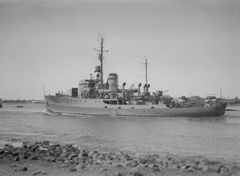 While serving with the British Pacific Fleet, HMAS Bendigo adopted the pennant number B237.