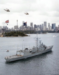 HMAS Darwin returns to Sydney Harbour on 21 December 1990.