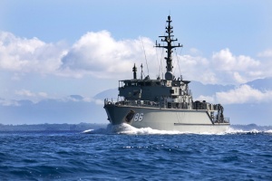 HMAS Diamantina, sails into Rabaul Harbour in Papua New Guinea on RENDER SAFE 2011